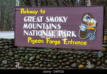 Signe de Pigeon Forge entrée du parc national des Great Smoky Mountains Banque D'Images