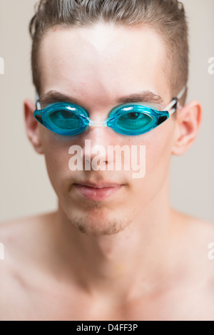 Jeune homme smimmer athlétique à la confiance et le port de lunettes de natation bleu Banque D'Images