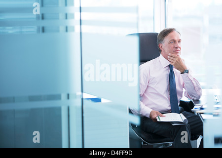 Businessman thinking at desk Banque D'Images