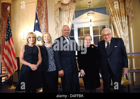 NBC's Andrea Mitchell, secrétaire Clinton, et anciens secrétaires général Powell, Albright, et Kissinger posent pour une photo Banque D'Images