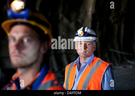 Businessman et worker standing in tunnel Banque D'Images