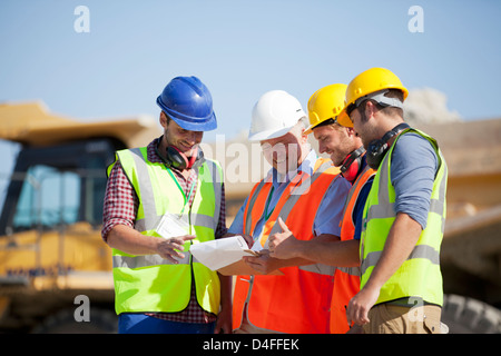 Les travailleurs et businessman talking in quarry Banque D'Images