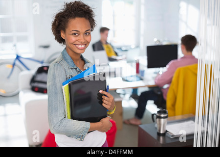 Businesswoman exerçant son laptop in office Banque D'Images