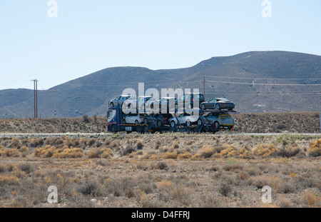 Voiture avec un plein chargement de véhicules circulant sur la N1 à un Lainsburg ville du Karoo, Afrique du Sud Banque D'Images