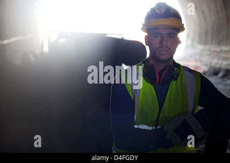 Worker standing in tunnel Banque D'Images