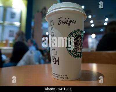 Un café à emporter à une chaîne de magasin Starbucks dans Moscou, Russie, 09 mai 2008. Photo : Bjoern Steinz Banque D'Images