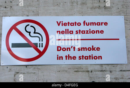 Il est interdit de fumer à la station centrale de Termini de Rome, Italie, 19 février 2008. Photo : Lars Halbauer Banque D'Images