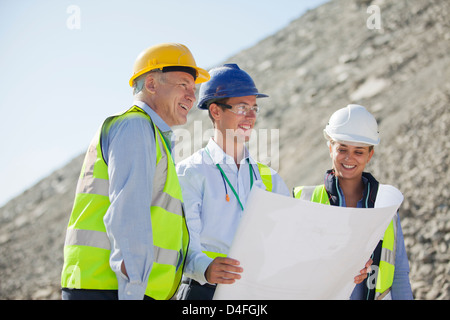 Les gens d'affaires la lecture de bleus dans quarry Banque D'Images