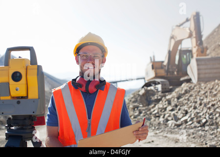À l'aide d'équipement de mise à niveau des travailleurs dans quarry Banque D'Images