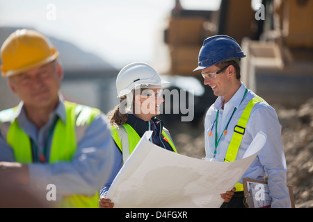 Les gens d'affaires la lecture de bleus dans quarry Banque D'Images