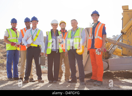 Les travailleurs et les gens d'affaires smiling at Quarry Banque D'Images