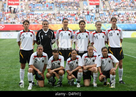 Joueurs de football allemand Annike Krahn (retour L-R), Nadine Angerer, Birgit Prinz, Linda Bresonik, Simone Laudehr, Kerstin Garefrekes, Kerstin Stegemann (AVANT L-R), Ariane Hingst, Renate Lingor, Melanie Behringer et Sandra Smisek posent pour une teamphoto avant la Women's soccer Groupe F avant-match entre l'Allemagne et le Brésil au Stade olympique de Shenyang pendant les 20 Banque D'Images