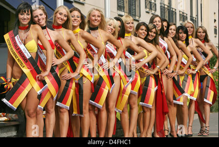 16 jeunes femmes de tous les états allemands posent pour une photo de groupe avant la finale de la 'Miss World Allemagne' concours de beauté à Erfurt, Allemagne, 07 août 2008. La finale aura lieu le 09 août 2008. Le gagnant se rendra à la 'Miss Monde' concours de beauté à Kiev (Ukraine) un mois plus tard. La 'Miss World Allemagne' contest est un événement organisé par MGO-Comité Miss German Banque D'Images