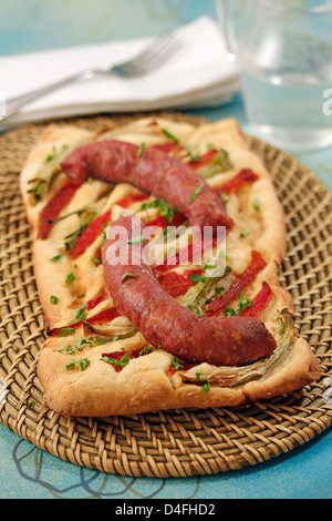 Pâtisserie savoureuse avec des saucisses et des légumes. Recette disponible. Banque D'Images