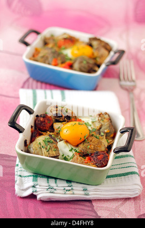 Artichauts aux oeufs et chorizo. Recette disponible. Banque D'Images