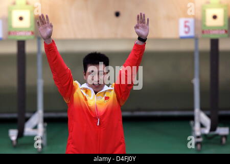 Médaillé d'or Chinois Pang WEI célèbre au cours de la cérémonie de remise des médailles après la finale du pistolet à air comprimé 10 m dans le centre de tir de Beijing à la Beijing 2009 Jeux Olympiques, Chine, 09 août 2008. Photo : Jens Buettner (c) afp - Bildfunk Banque D'Images