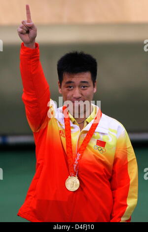 Médaillé d'or Chinois Pang WEI célèbre au cours de la cérémonie de remise des médailles après la finale du pistolet à air comprimé 10 m dans le centre de tir de Beijing à la Beijing 2009 Jeux Olympiques, Chine, 09 août 2008. Photo : Jens Buettner (c) afp - Bildfunk Banque D'Images