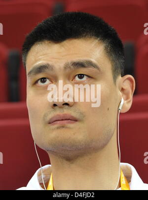 L'étoile de basket-ball chinois Yao Ming observer le match Allemagne contre l'Angola au cours de la ronde préliminaire dans le menÒs la compétition de basket-ball dans le gymnase olympique de basketball lors des Jeux Olympiques de 2008 à Beijing, Beijing, Chine, 10 août 2008. Photo : dpa Grimm par les pairs (c) afp - Bildfunk Banque D'Images