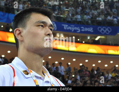 L'étoile de basket-ball chinois Yao Ming observer le match Allemagne contre l'Angola au cours de la ronde préliminaire dans le menÒs la compétition de basket-ball dans le gymnase olympique de basketball lors des Jeux Olympiques de 2008 à Beijing, Beijing, Chine, 10 août 2008. Photo : dpa Grimm par les pairs (c) afp - Bildfunk Banque D'Images