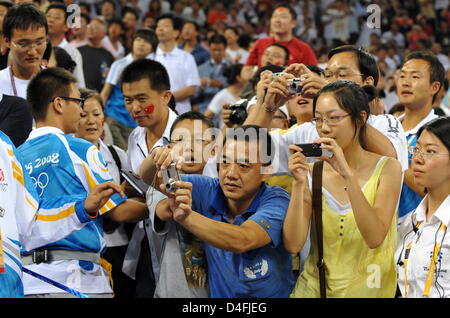 Cinese spectateurs veulent prendre une photo de la star de basket-ball chinois Yao Ming pendant le match entre l'Allemagne et de l'Angola dans la ronde préliminaire dans le menÒs la compétition de basket-ball dans le gymnase olympique de basketball lors des Jeux Olympiques de 2008 à Beijing, Beijing, Chine, 10 août 2008. Photo : dpa Grimm par les pairs (c) afp - Bildfunk Banque D'Images