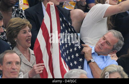 Le président américain George W. Bush, tient le Stars and Stripes avec sa femme Laura (L) tout en nous observant le nageur Michael Phelps sur son chemin pour gagner la médaille d'or avec un record du monde de 4.03.84 minutes dans l'épreuve du 400 mètres quatre nages individuel lors des Jeux Olympiques de 2008 à Beijing au Centre national de natation de Pékin, Chine 10 août 2008. Photo : Bernd Thissen dpa (c) dp Banque D'Images