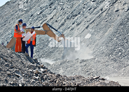 Les travailleurs et businessman talking in quarry Banque D'Images