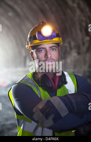 Worker standing in tunnel Banque D'Images