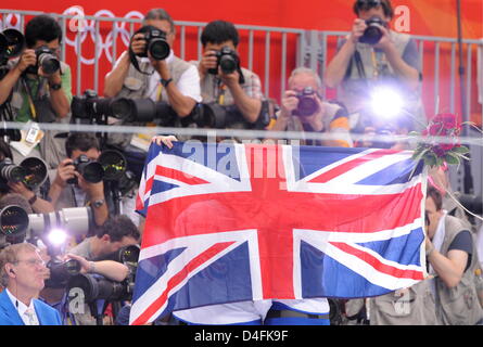 La nageuse britannique Rebecca Adlington (L) et sa compatriote swimmer Joanne Jackson célébrer enveloppé dans une Union Jack en face de photographes après avoir remporté la médaille d'or en 400m nage libre au Centre national de natation lors des Jeux Olympiques de 2008 à Beijing à Beijing, Chine, 11 août 2008. Foto : Bernd Thissen dpa # # # # # # dpa Banque D'Images