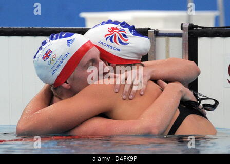 Firstplaced nageur britannique Rebecca Adlington (L) et bronzewinner Joanne Jackson hug après avoir remporté l'or et le bronze dans l'épreuve féminine du 400m nage libre au Centre national de natation lors des Jeux Olympiques de 2008 à Beijing à Beijing, Chine, 11 août 2008. Foto : Bernd Thissen dpa # # # # # # dpa Banque D'Images