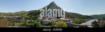 Sisteron dans les Alpes de Haute Provence dans le sud de la France, une vue panoramique, pont sur la Durance Banque D'Images