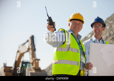 Businessmen talking in quarry Banque D'Images