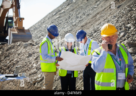 Business people talking in quarry Banque D'Images