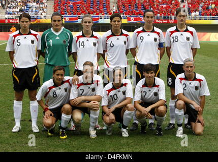 L'Allemagne de l'équipe ; (retour L-R) Annike Krahn, Nadine Angerer, Simone Laudehr, Linda Bresonik, Birgit Prinz, Kerstin Garefrekes ; (avant L-R) Sandra Smisek, Melanie Behringer, Renate Lingor, Ariane Hingst, Kerstin Stegemann, pose devant le femmes football Groupe F avant-match 13 entre la Corée du Nord et de l'Allemagne au stade du Centre Olympique de Tianjin au cours de l'Olympi Beijing 2008 Banque D'Images