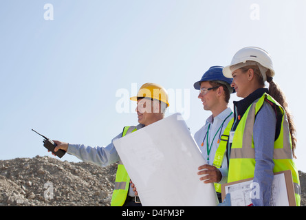 Business people talking in quarry Banque D'Images