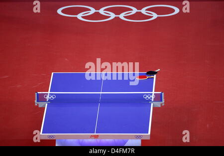 Deux raquettes se trouvent sur la table pendant l'womenÒs team tennis de table avant-match du groupe C entre la Roumanie et l'Allemagne, la concurrence des Jeux Olympiques de 2008 à Beijing, Beijing, Chine, 13 août 2008. Photo : Marcus Brandt dpa # # # dpa# # #  Banque D'Images