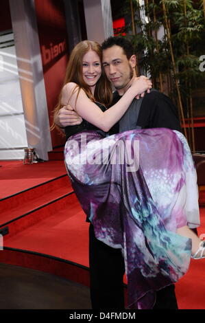 'Le Mal' Jared Hasselhoff (36) , le bassiste du groupe de rock "The Bloodhound Gang', et son amie, l'actrice TV-Sina-Valeska Jung, posent à Cologne, Allemagne, 18 avril 2008. Le couple a eu des pièces dans deux épisodes de la série télévisée allemande l'amour interdit'. Photo : Horst Galuschka Banque D'Images