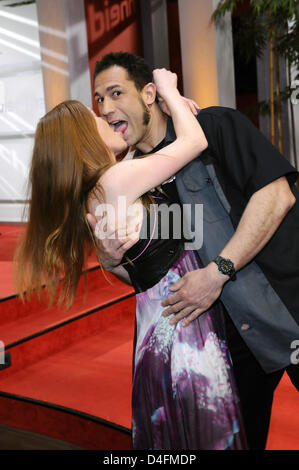 'Le Mal' Jared Hasselhoff (36) , le bassiste du groupe de rock "The Bloodhound Gang', et son amie, l'actrice TV-Sina-Valeska Jung, posent à Cologne, Allemagne, 18 avril 2008. Le couple a eu des pièces dans deux épisodes de la série télévisée allemande l'amour interdit'. Photo : Horst Galuschka Banque D'Images