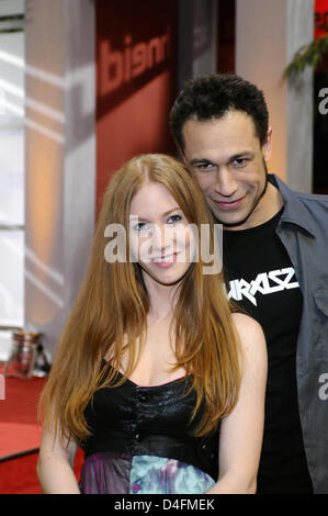 'Le Mal' Jared Hasselhoff (36) , le bassiste du groupe de rock "The Bloodhound Gang', et son amie, l'actrice TV-Sina-Valeska Jung, posent à Cologne, Allemagne, 18 avril 2008. Le couple a eu des pièces dans deux épisodes de la série télévisée allemande l'amour interdit'. Photo : Horst Galuschka Banque D'Images