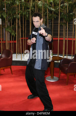 'Le Mal' Jared Hasselhoff (36) , le bassiste du groupe de rock "The Bloodhound Gang', posent à Cologne, Allemagne, 18 avril 2008. Photo : Horst Galuschka Banque D'Images