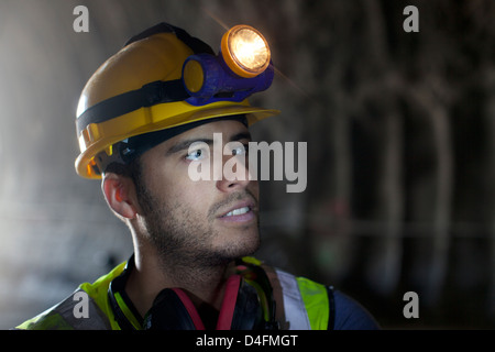 Worker standing in tunnel Banque D'Images