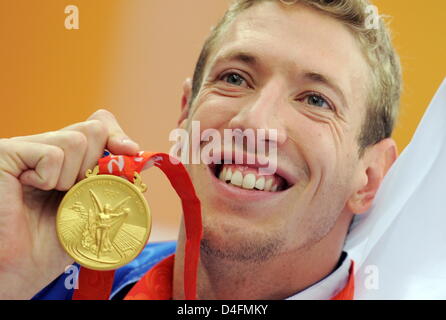 Alain Bernard de France montre sa médaille d'après le le 100 m nage libre au centre aquatique national lors des Jeux Olympiques de 2008 à Beijing, Beijing, Chine, 14 août 2008. Photo : Bernd Thissen dpa (c) afp - Bildfunk Banque D'Images