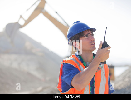 À l'aide de travailleurs talkie walkie dans quarry Banque D'Images