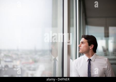 Woman fenêtre de bureau Banque D'Images