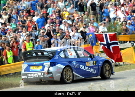 Le Norvégien Petter Solberg et son pilote britannique Philip Mills vu en action dans leur Subaru Impreza WRC au cours de l'étape de 'Panzerplatte' 'ADAC Rallye Deutschland' dans Baumholder, Allemagne, 16 août 2008. 'Rallye Deutschland' dispose de 19 jambes jusqu'au dimanche, 17 août 2008. Photo : Harald TITTEL Banque D'Images