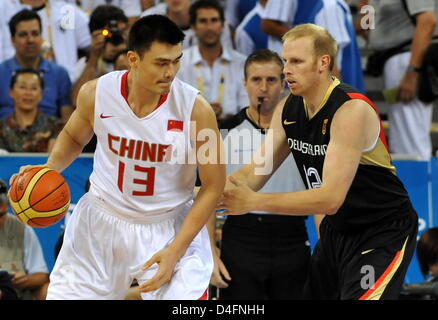 Christopher Kaman (R) de l'Allemagne rivalise avec Yao Ming de l'Chinaduring menÒs avant-match de basket-ball entre la Chine et l'Allemagne lors des Jeux Olympiques de 2008 à Beijing, Beijing, Chine, 16 août 2008. Photo : dpa Grimm pairs # # # # # #  dpa Banque D'Images