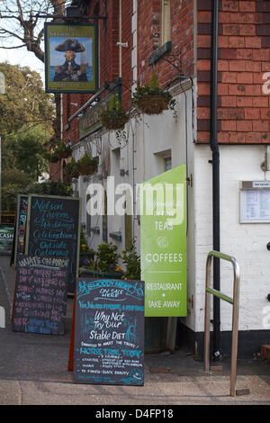 Mudeford, Dorset, UK. 13 mars 2013. Le Nelson taverne à Mudeford offrent la chose réelle et mettre la viande de cheval dans le menu ; comité de la publicité à l'extérieur avec de la viande de mauvaise qualité ' gags de chevaux en vente ici, pourquoi ne pas essayer notre régime alimentaire stable, garanti pour éviter les trotskos, procès cheval aujourd'hui, ne pas mettre la une la carte avant le cheval, 3 cours - Démarreur : étrier tasse rhum rouge sucré avec shergar, mane : steak, pour terminer : la beauté noire, 15 guinées.' Credit : Carolyn Jenkins / Alamy Live News Banque D'Images