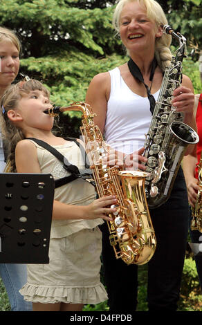 Le saxophoniste solo allemande Kathrin Eipert (R), et les élèves de musique (R-L) Luise (7) et Nicole vu à l'école de musique 'Amadeus' in München, Allemagne, 12 août 2008. Eipert qui est considéré comme le saxophoniste solo seulement l'Allemagne dirige son école de musique 'Amadeus' depuis 1994. Elle se produit partout en Europe avec son spectacle de ballon. Photo : WALTRAUD GRUBITZSCH Banque D'Images