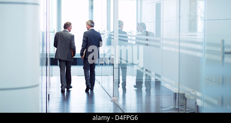 Businessmen talking in office corridor Banque D'Images