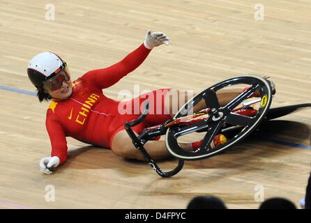 Guo Shuang en provenance de Chine s'écrase sur le sol dans le sprint femmes demi-finales dans le cycle - la voie de la concurrence au vélodrome de Laoshan lors des Jeux Olympiques de 2008 à Beijing, Beijing, Chine, 19 août 2008. Photo : dpa Grimm pairs # # # # # #  dpa Banque D'Images