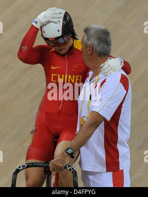 Guo Shuang (L) de la Chine parle avec son entraîneur après son accident dans les demi-finales de Sprint de femmes dans le monde du cyclisme - Piste de la concurrence au vélodrome de Laoshan lors des Jeux Olympiques de 2008 à Beijing, Beijing, Chine, 19 août 2008. Photo : dpa Grimm pairs # # # # # #  dpa Banque D'Images